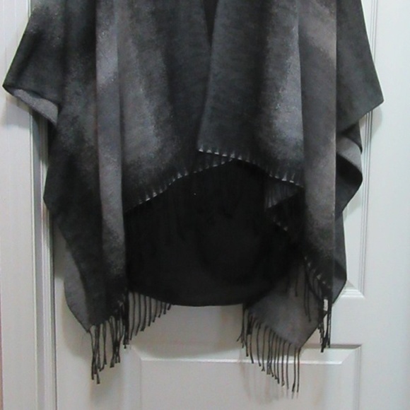 New Reversible Cape Beautiful with Bottom fringe - Picture 6 of 10